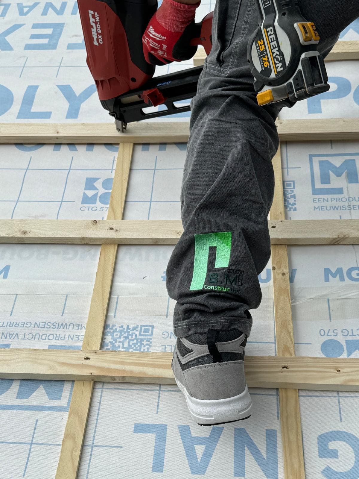 Vakman van B.M. Construction werkt aan een dakconstructie